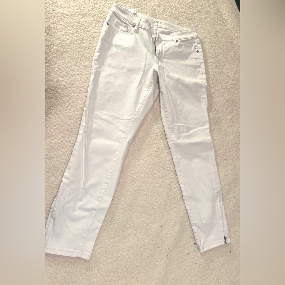 Loft women’s white skinny jeans with ankle zips on sides. NWT. Size 29 (8).